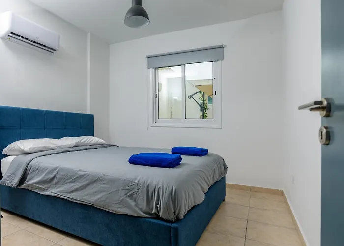 Olympia Flat 104